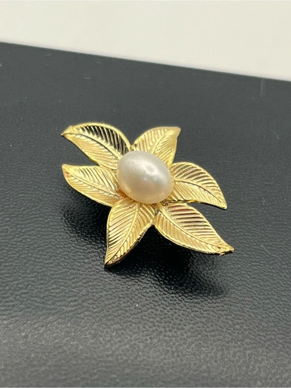 Gold tone faux pearl vintage flower leaves brooch pin